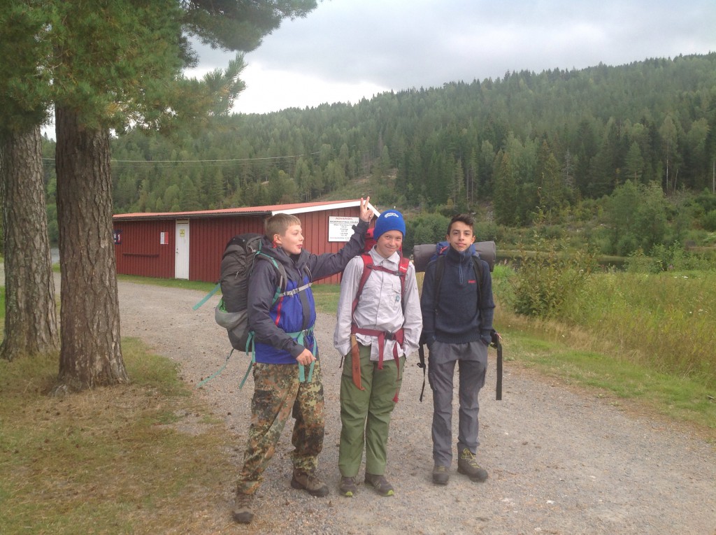 Tre av seks jerver ved Modammen klare for patruljetur i dyrskuhelga. Foto: Trond Engen
